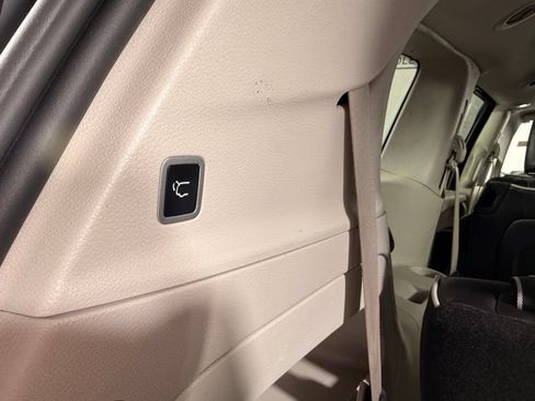 Used 2023 Chrysler Pacifica Limited FWD image 18