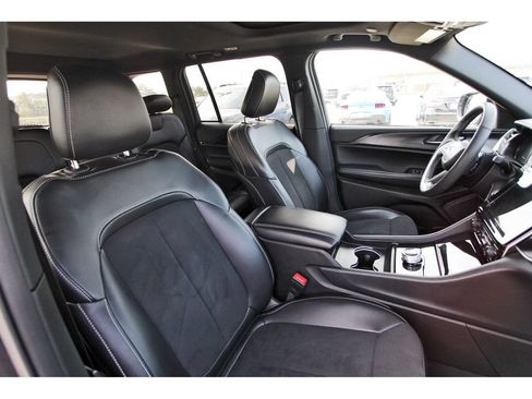 Used 2025 Jeep Grand Cherokee Altitude RWD image 28