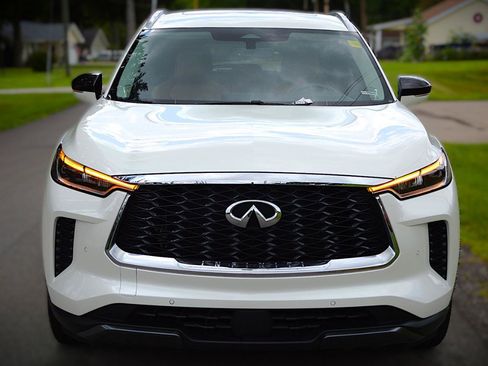 Used 2023 INFINITI QX60 Sensory w/ Cargo Package AWD/4WD image 2