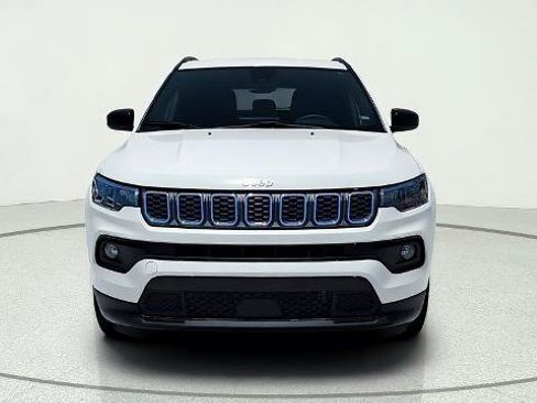 Used 2024 Jeep Compass Latitude AWD/4WD image 2