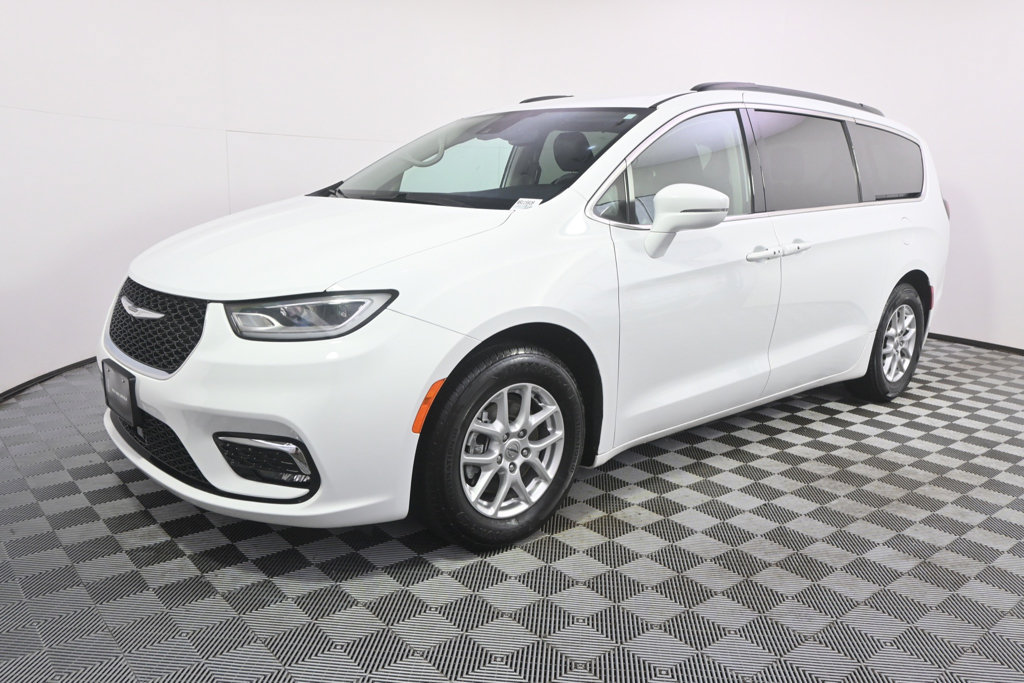 Used 2022 Chrysler Pacifica Touring-L FWD image 2