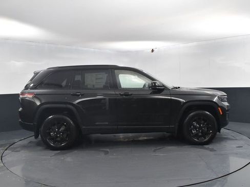 New 2025 Jeep Grand Cherokee Altitude w/ MOPAR Finishing Package AWD/4WD image 11