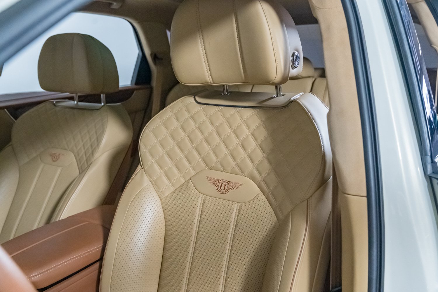 Used 2023 Bentley Bentayga AWD/4WD image 23