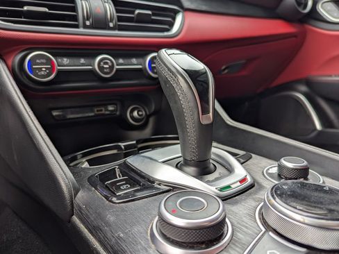 Used 2020 Alfa Romeo Giulia RWD image 14