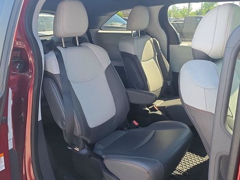 Used 2022 Toyota Sienna XSE FWD image 12