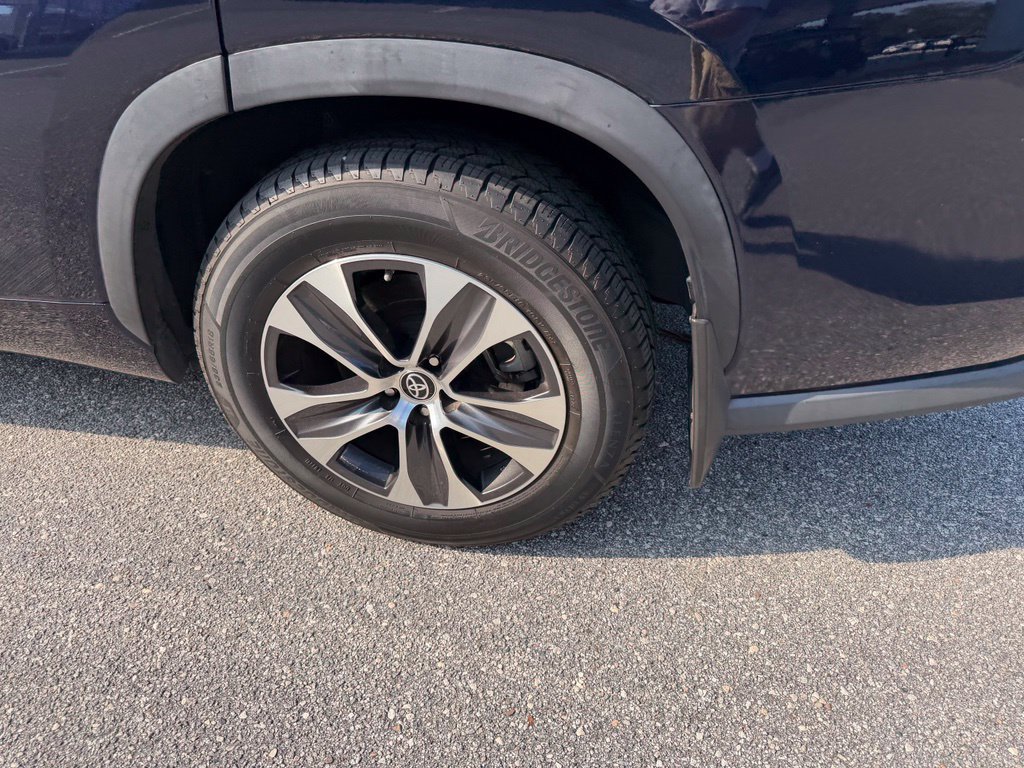 Used 2022 Toyota Highlander XLE AWD/4WD image 10