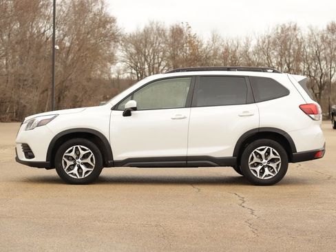Used 2023 Subaru Forester Premium image 4