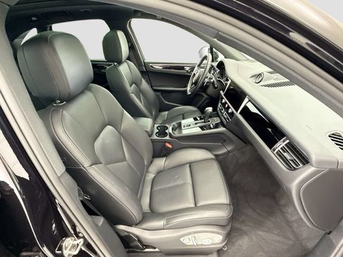 Certified 2025 Porsche Macan AWD/4WD image 21