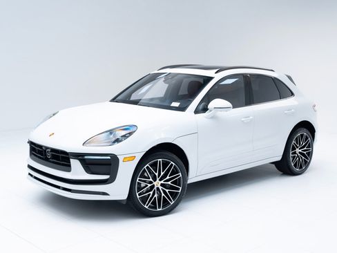 Certified 2025 Porsche Macan image 1