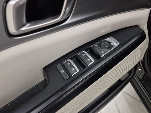 Used 2022 Kia Carnival LX image 24