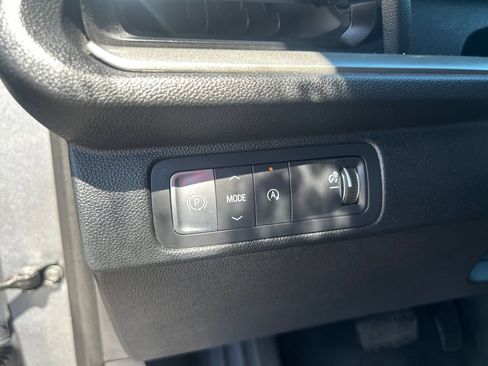 Used 2025 Chevrolet Traverse LT FWD image 28