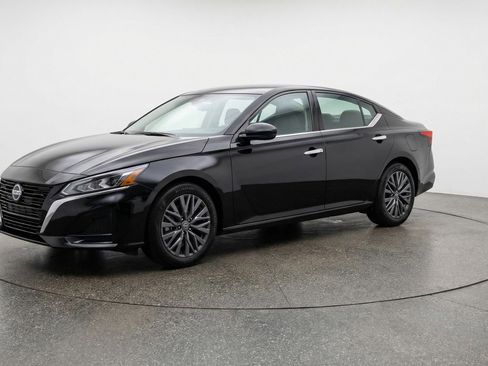 Used 2025 Nissan Altima 2.5 SV image 3