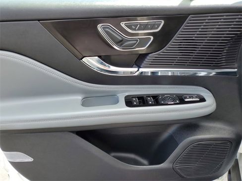 Certified 2022 Lincoln Corsair Standard w/ Premium Package image 25