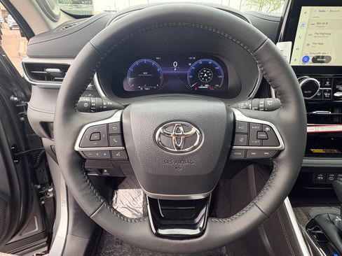 New 2026 Toyota Highlander Platinum image 16