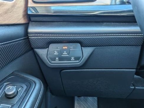 Used 2024 Volkswagen Atlas SE image 34