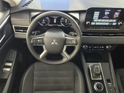 Used 2023 Mitsubishi Outlander SE image 9