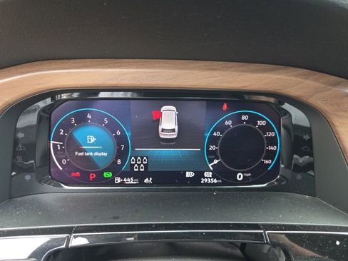 Used 2025 Volkswagen Atlas SE image 2