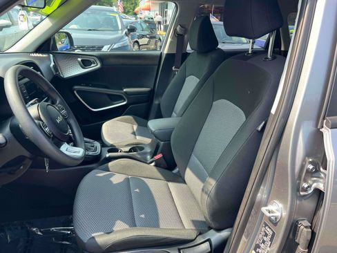 Used 2025 Kia Soul LX w/ LX Technology Package FWD image 20
