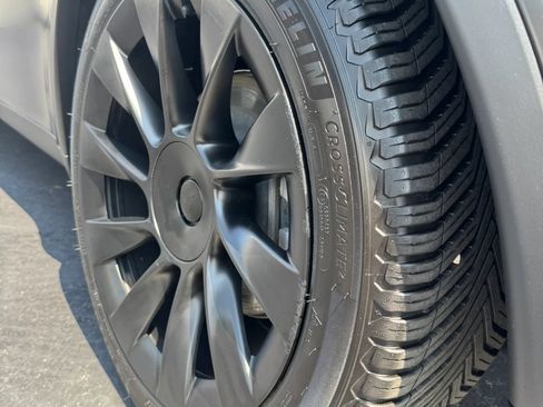 Used 2021 Tesla Model Y Long Range AWD/4WD image 23