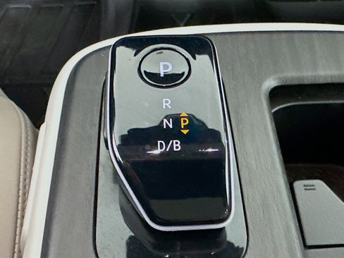 Used 2023 Nissan Ariya AWD image 25