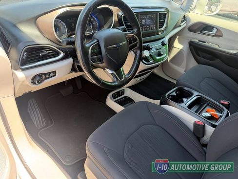 Used 2019 Chrysler Pacifica Touring Plus w/ Tire & Wheel Group FWD image 16