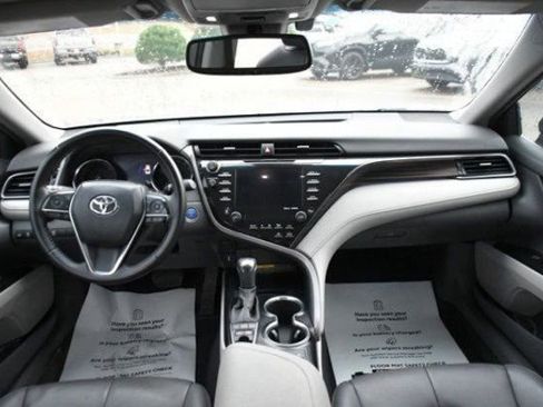 Used 2020 Toyota Camry XLE image 3