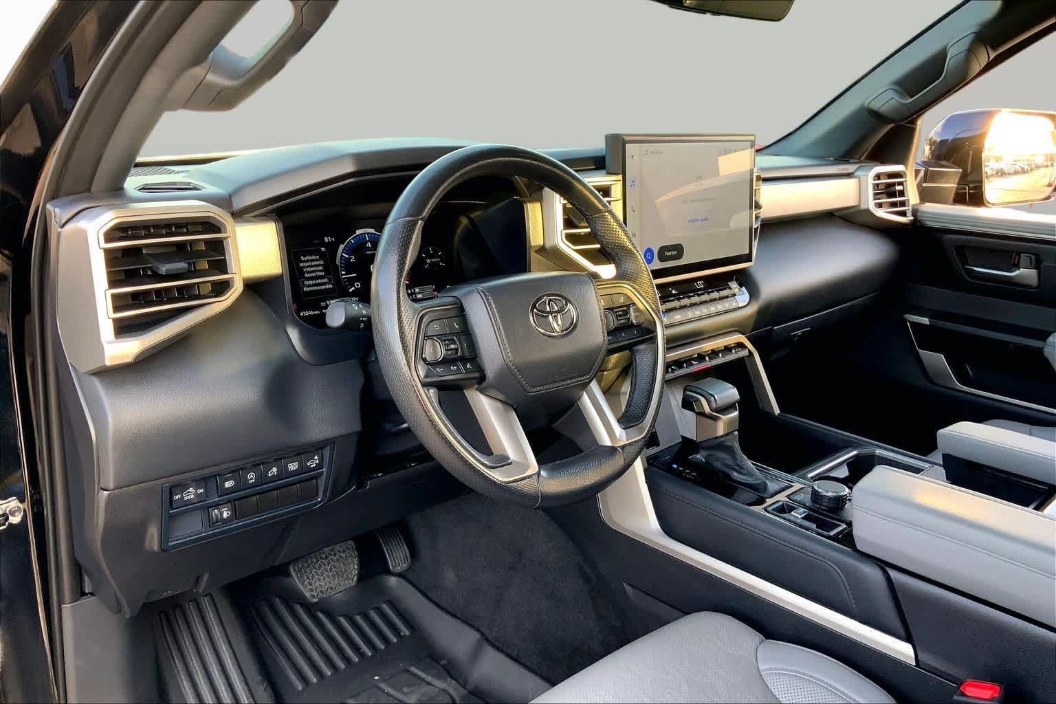 Used 2025 Toyota Tundra Limited AWD/4WD image 17