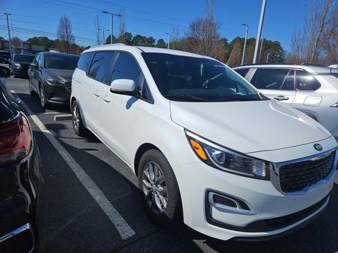 Used 2019 Kia Sedona EX image 3