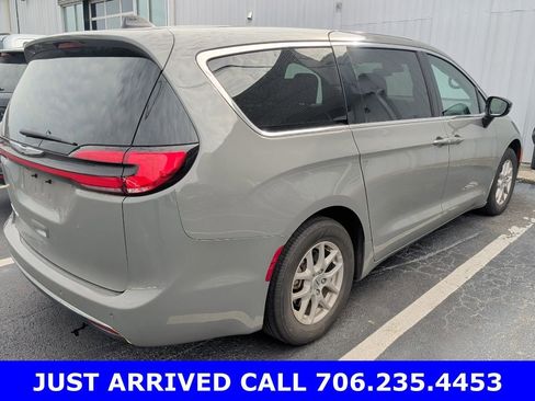 Used 2025 Chrysler Pacifica Select image 4