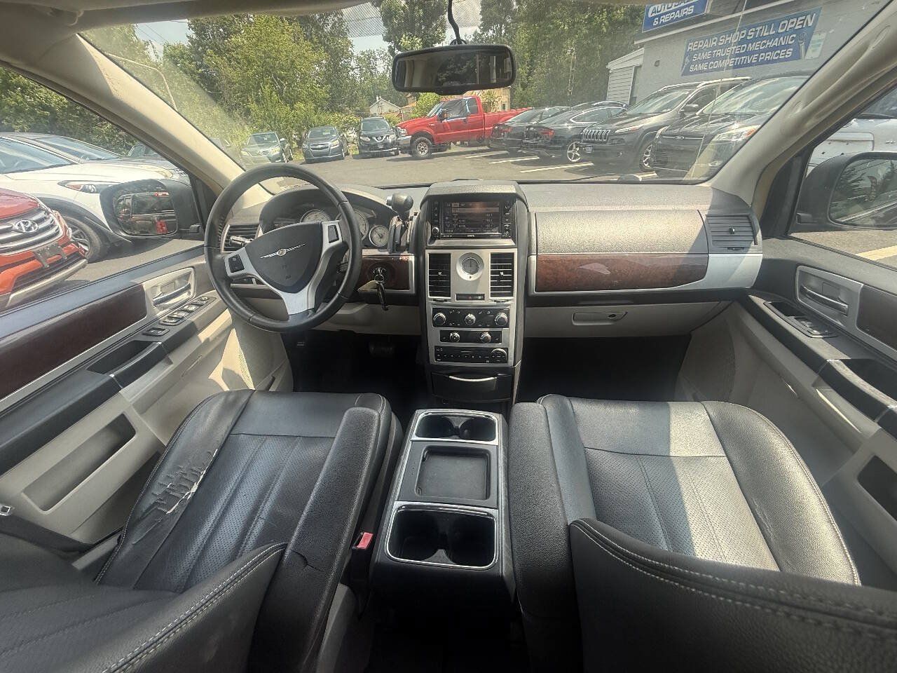 Used 2010 Chrysler Town & Country Touring Plus FWD image 15