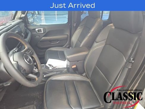 Used 2024 Jeep Gladiator Sport image 7