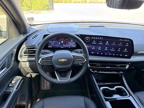 Used 2026 Chevrolet Traverse LT w/ Driver Confidence Package FWD image 14