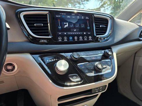 Used 2018 Chrysler Pacifica Touring-L w/ Premium Audio Group FWD image 19