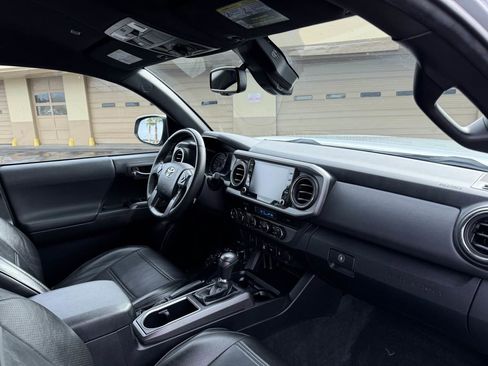 Used 2022 Toyota Tacoma TRD Off-Road AWD/4WD image 18
