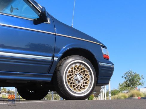 Used 1995 Chrysler Town & Country 4dr Wagon FWD image 4