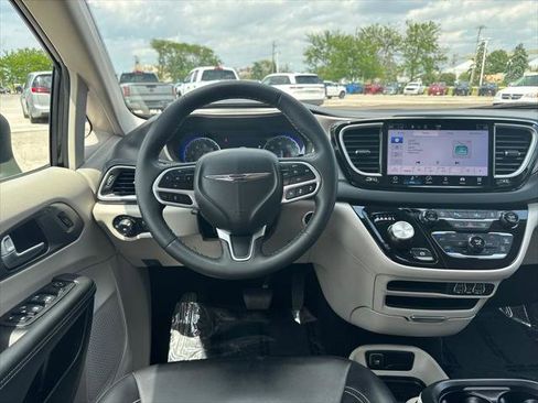 Certified 2023 Chrysler Pacifica Touring-L FWD image 13