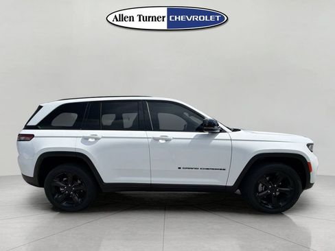 Used 2023 Jeep Grand Cherokee Altitude AWD/4WD image 3
