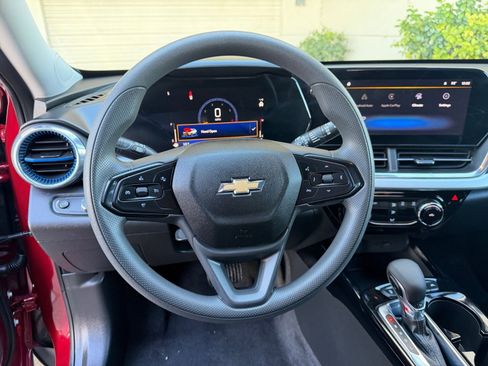 Used 2025 Chevrolet Trax LT image 29