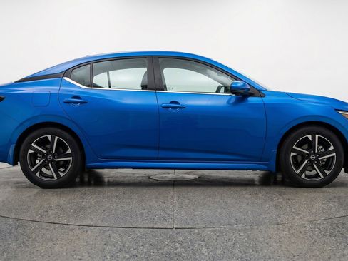 Used 2025 Nissan Sentra SV FWD image 11