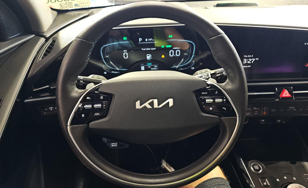 Used 2025 Kia Niro EX w/ EX Cold Weather Package FWD image 13