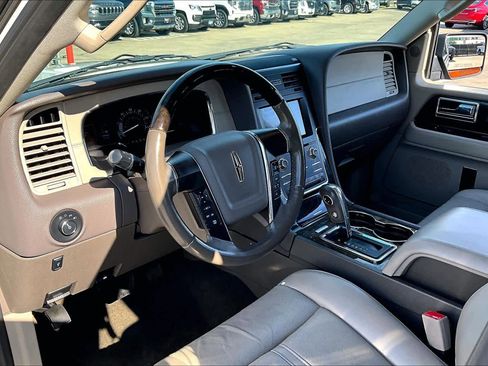 Used 2017 Lincoln Navigator Select image 16
