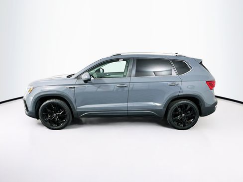 Used 2022 Volkswagen Taos SE w/ Panoramic Sunroof Package FWD image 4