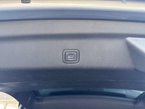 Used 2025 Chevrolet Suburban Z71 AWD/4WD image 32