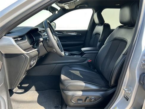 Used 2022 Jeep Grand Cherokee Altitude image 3