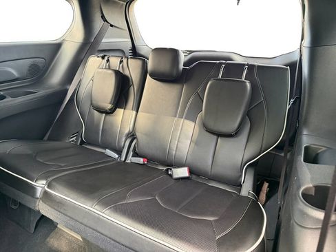 Used 2024 Chrysler Pacifica Premium FWD image 31
