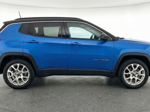 Used 2025 Jeep Compass Limited image 11