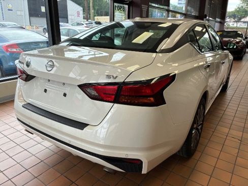 Used 2024 Nissan Altima 2.5 SV FWD image 11