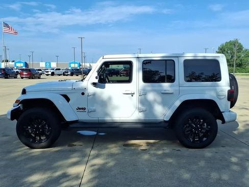 Used 2021 Jeep Wrangler Unlimited Sahara AWD/4WD image 2