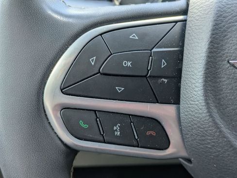 Used 2023 Chrysler Pacifica Touring-L FWD image 8