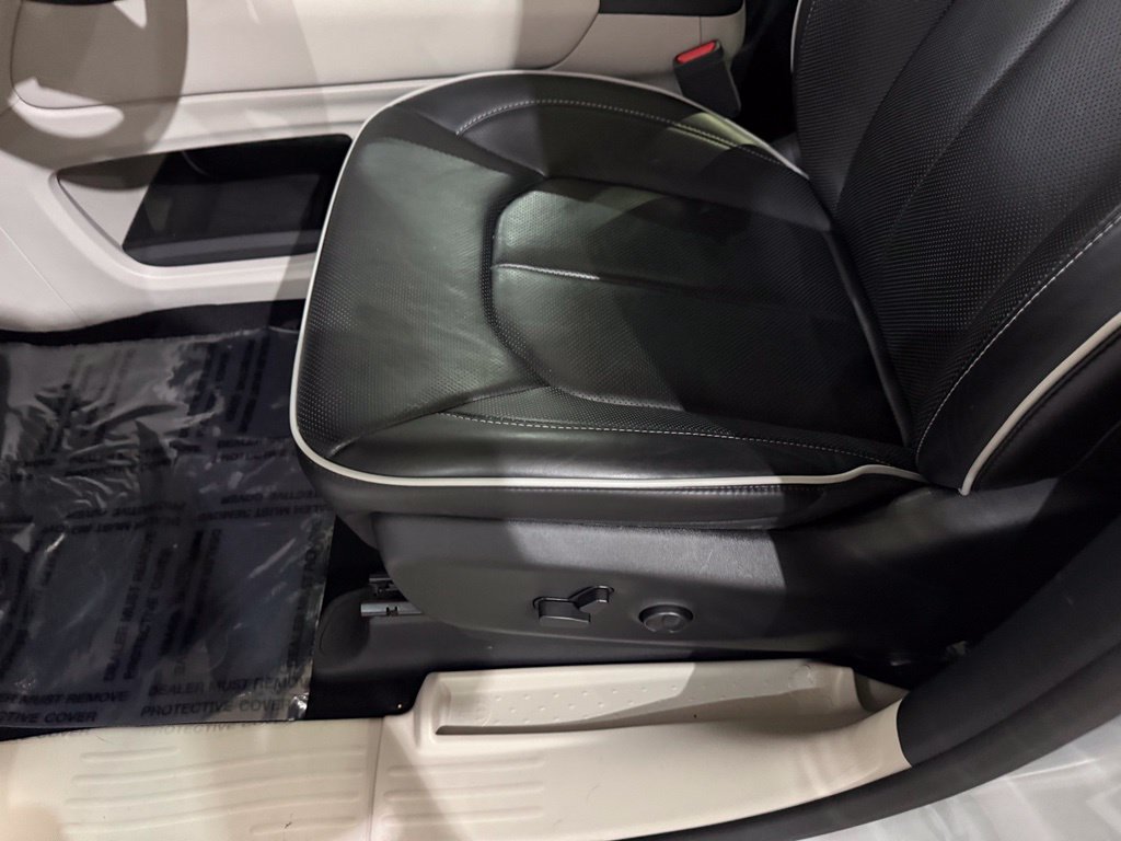 Used 2024 Chrysler Pacifica Limited AWD/4WD image 24
